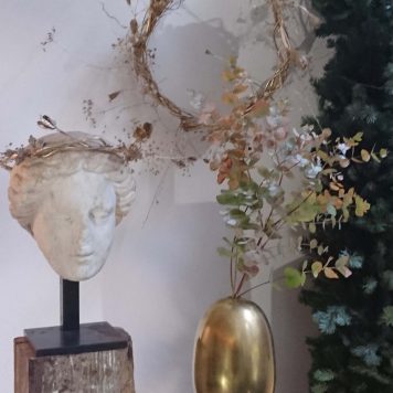 Mise en scène au Studio-Fleurs_ Sculpture avec guirlande et céramique doré à la feuille